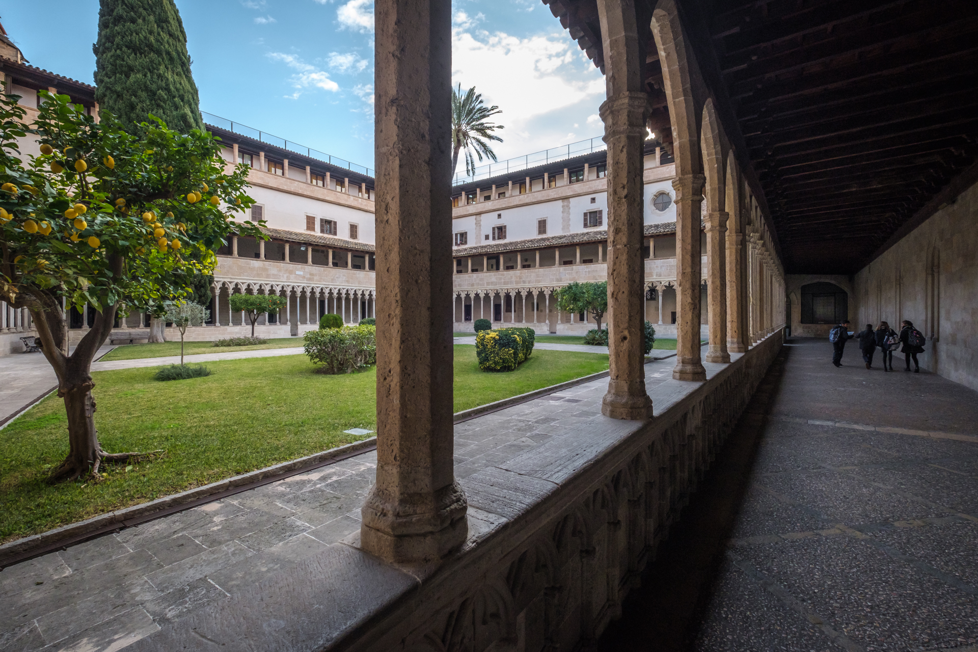 Imagen del claustro tomada desde uno los pasillos, tras las columnas