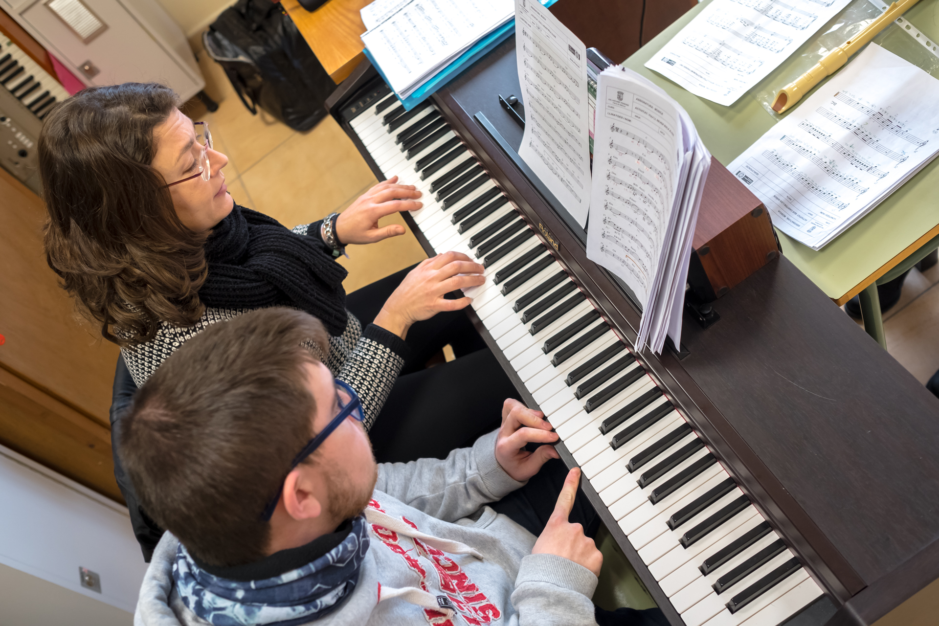 Alumnos tocando el piano