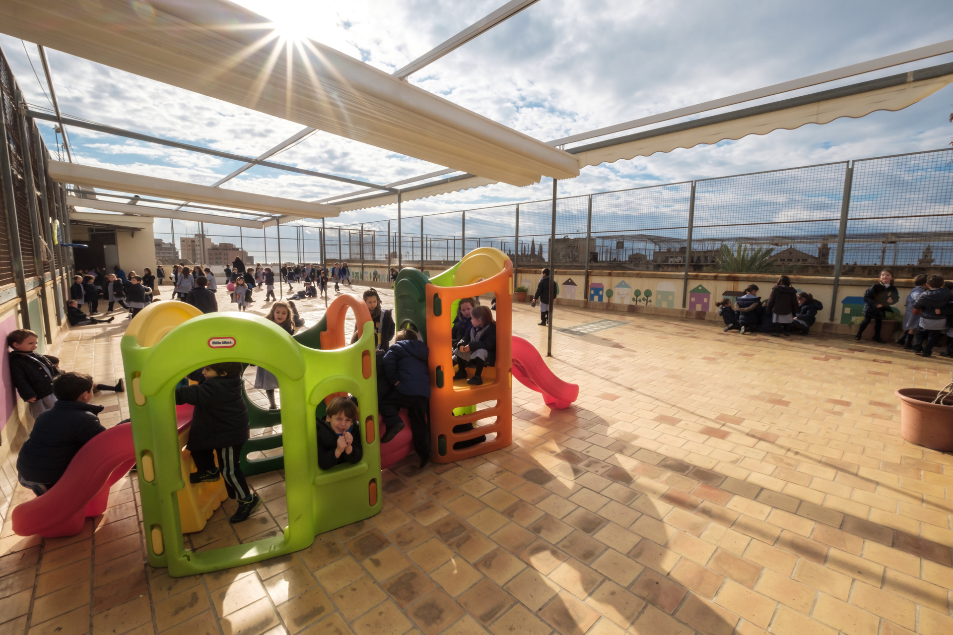 Patio de juegos infantiles del colegio