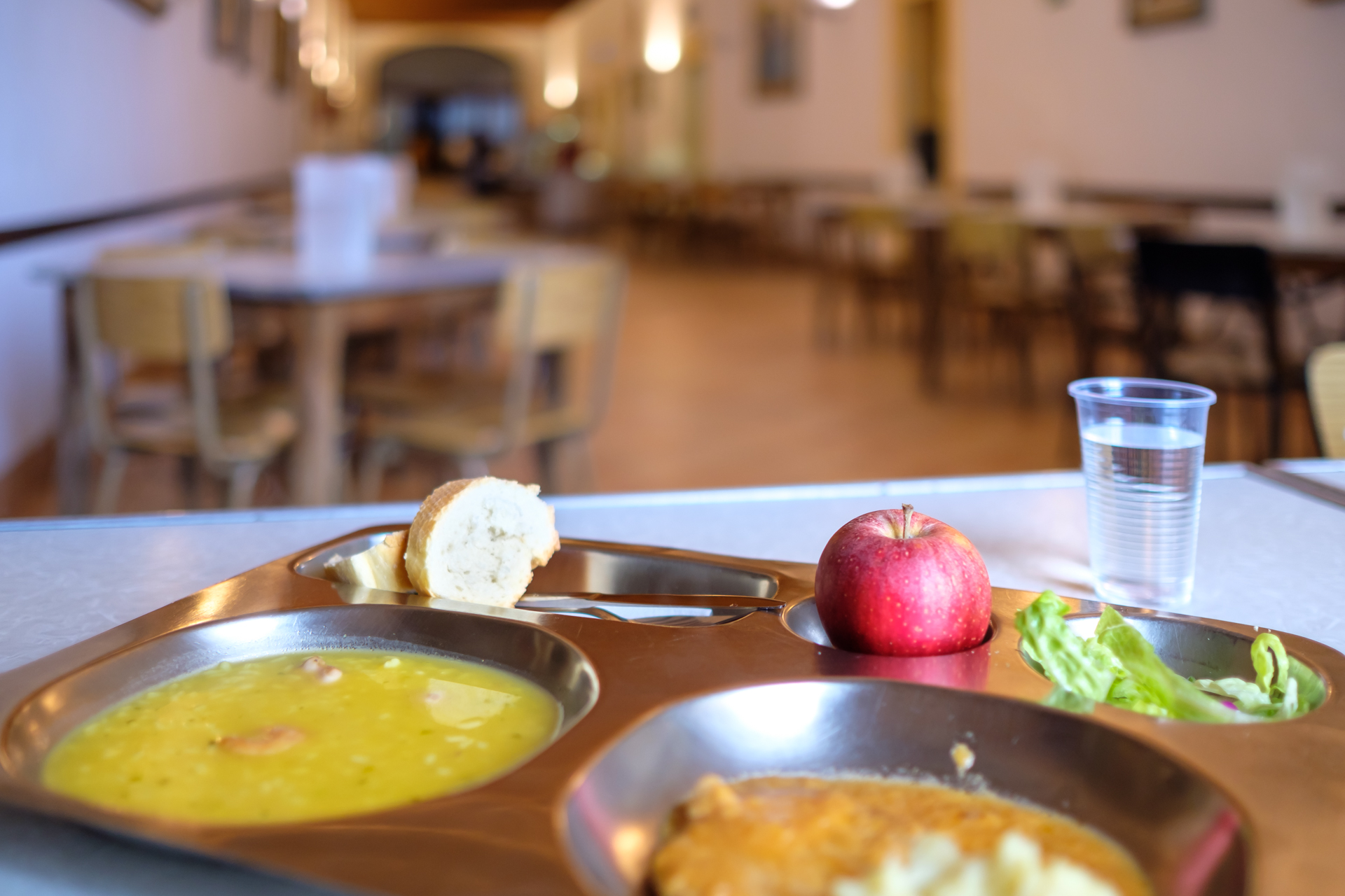 Comida en bandeja sobre mesa de comedor