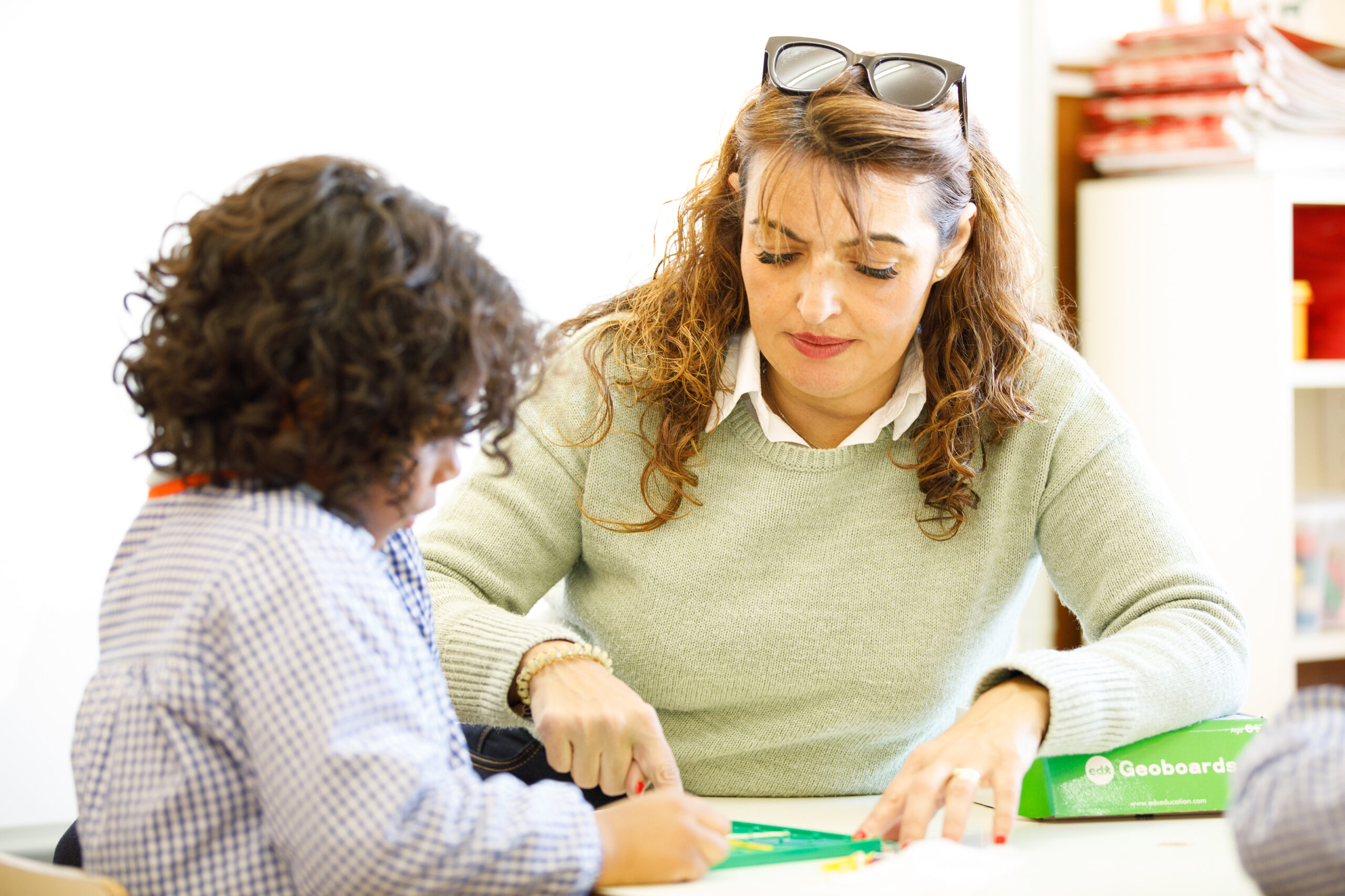 Educadora con alumna