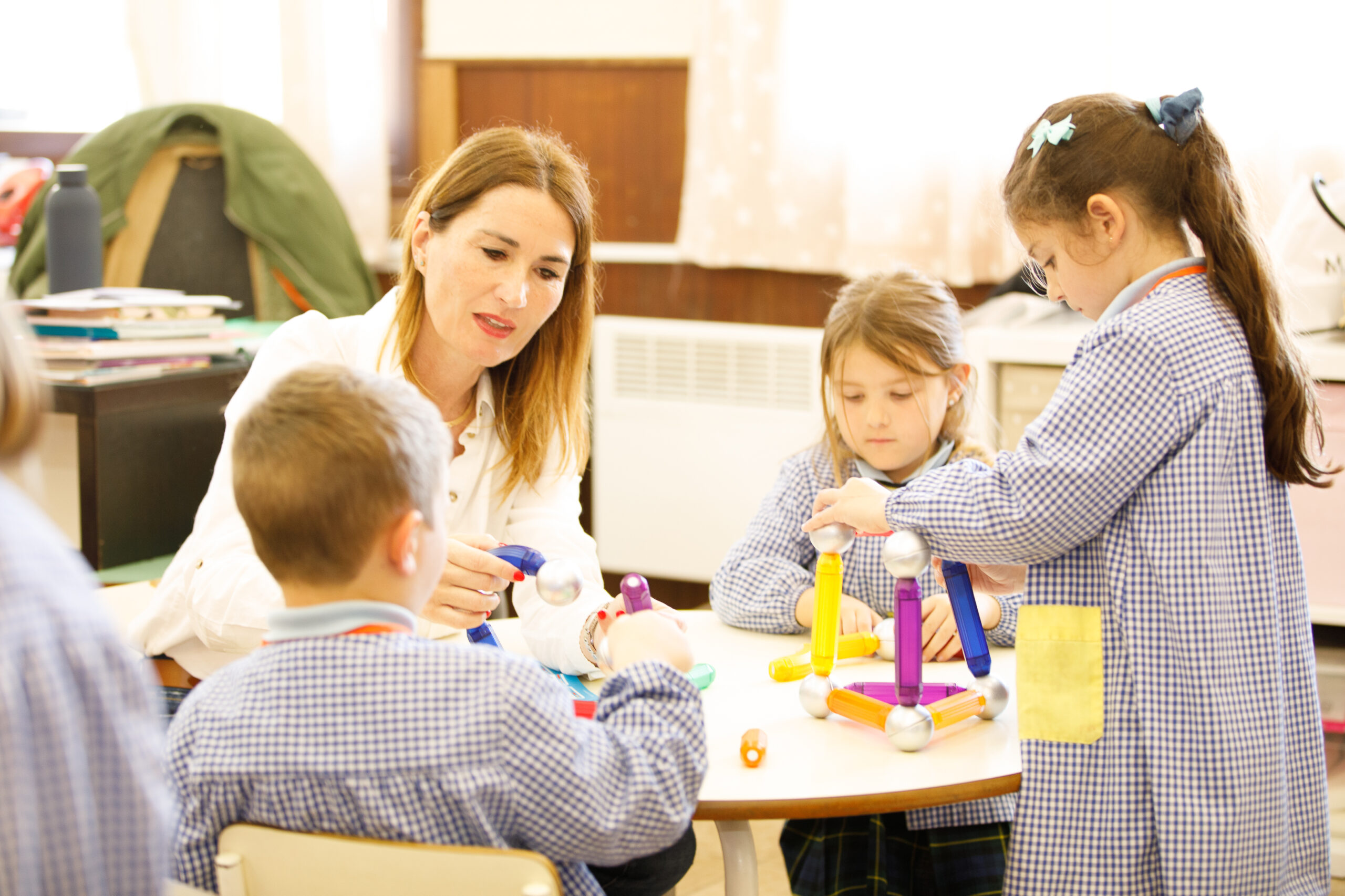 Educadora con 3 alumnos/as