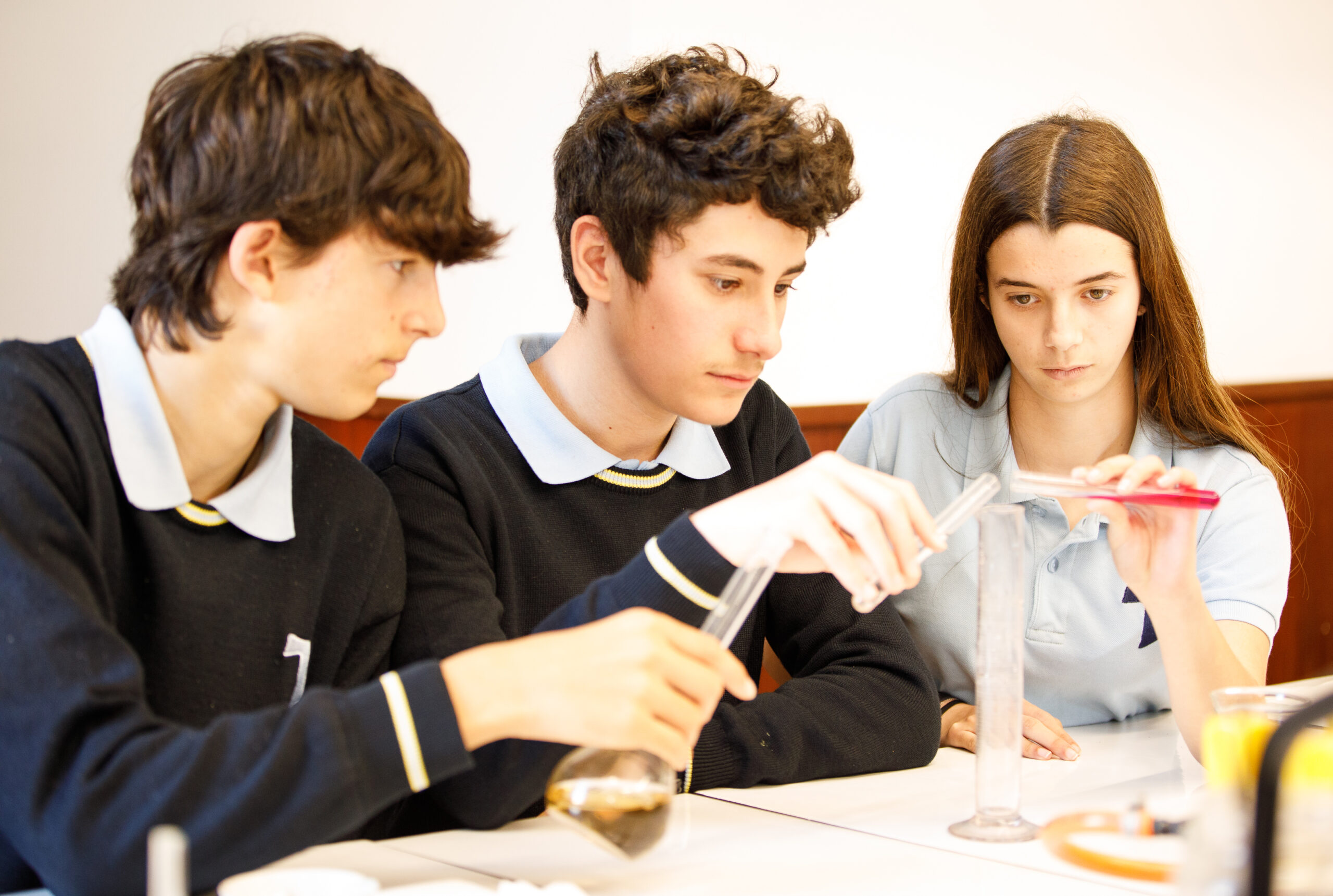 Alumnos y alumnas realizando actividad de química